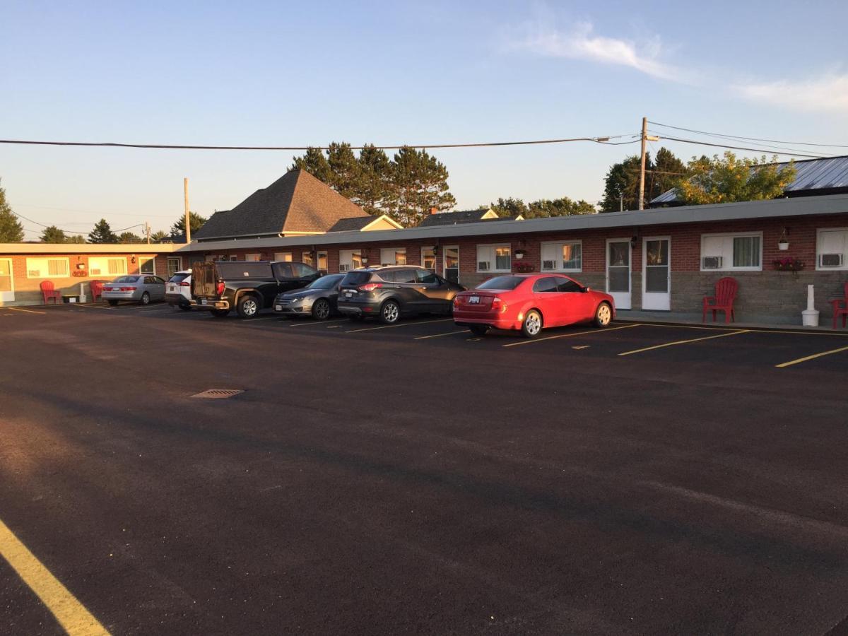 Trunk Road Motel *